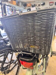 Elefantlås monterat samtidigt som en AVS-korg fram på cykeln